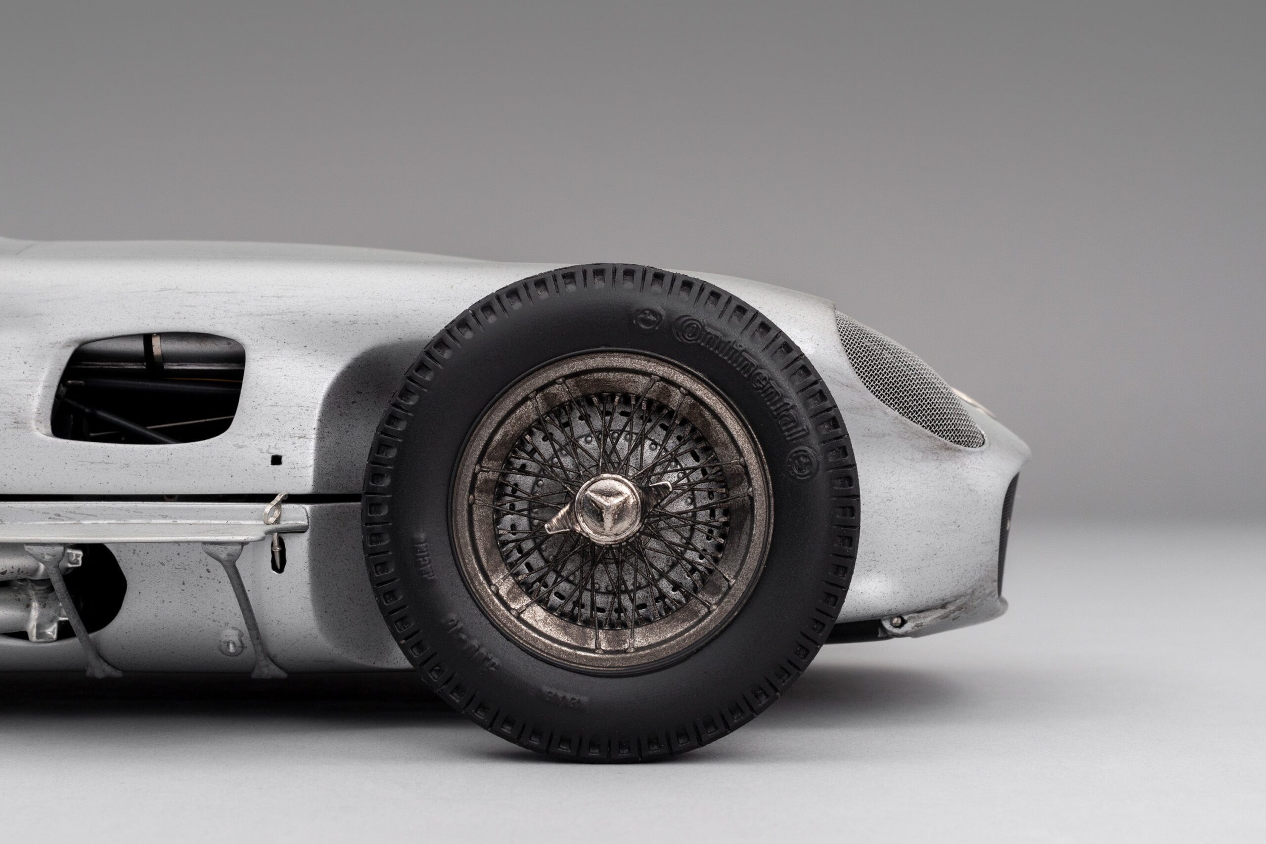 Amalgam Mercedes-Benz W196 Monoposto 1955 British Grand Prix Winner Moss Race Weathered - Silber | 1:8 - Imagen 8