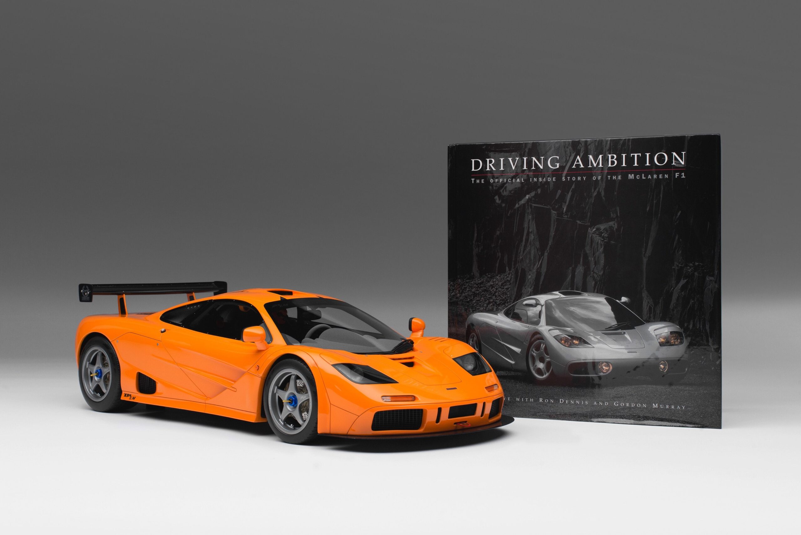 Amalgam McLaren F1 LM (1995) + Copia di "Driving Ambition" firmata da Gordon Murray - Arancione | 1:8