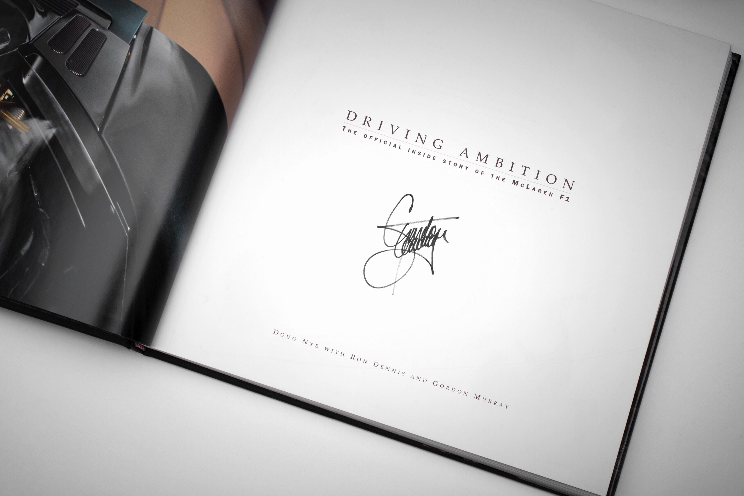 Amalgam McLaren F1 LM (1995) + Gordon Murray signed Copy of "Driving Ambition" - Orange | 1:8 - Immagine 3