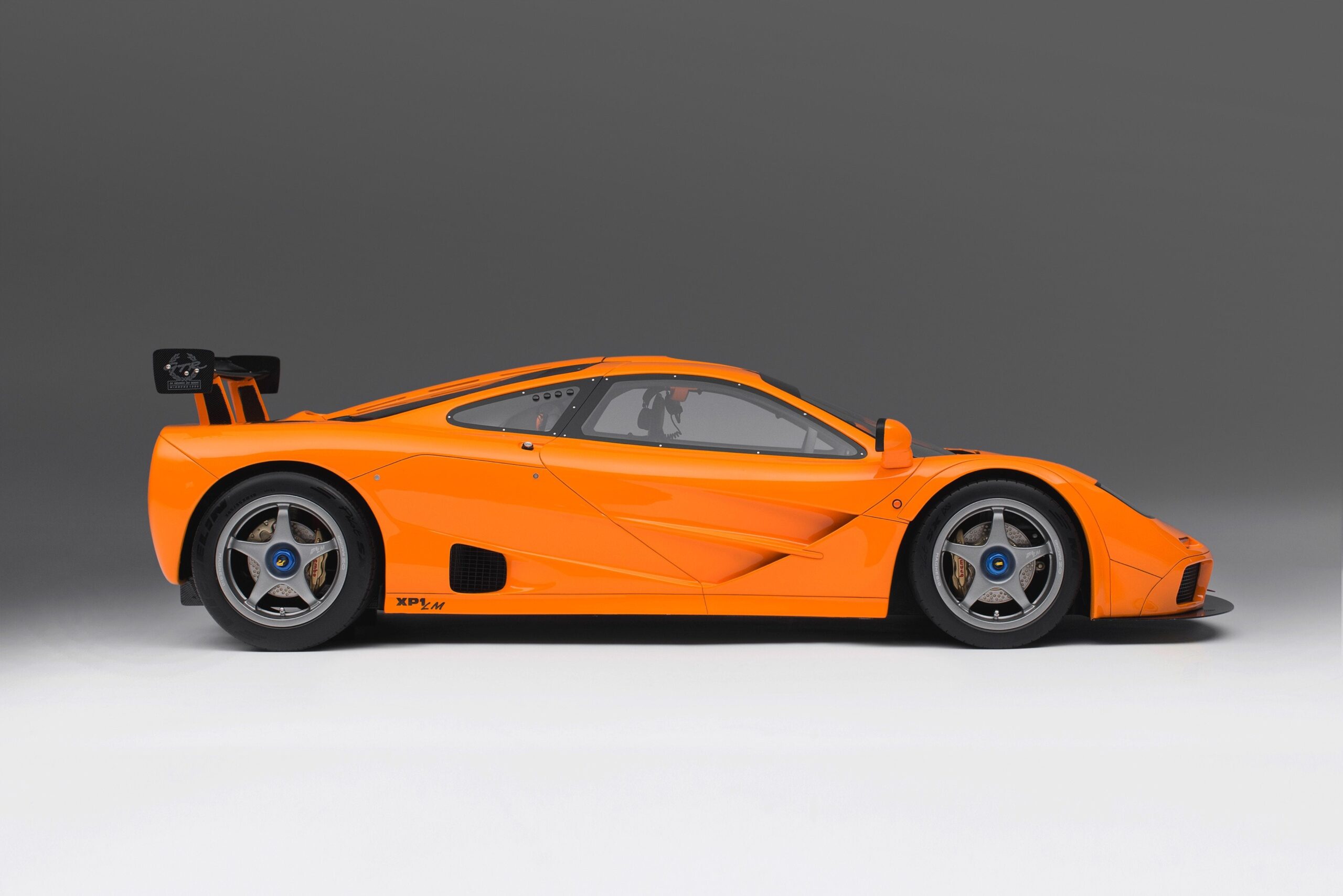 Amalgam McLaren F1 LM (1995) + Gordon Murray signed Copy of "Driving Ambition" - Orange | 1:8 - Immagine 9