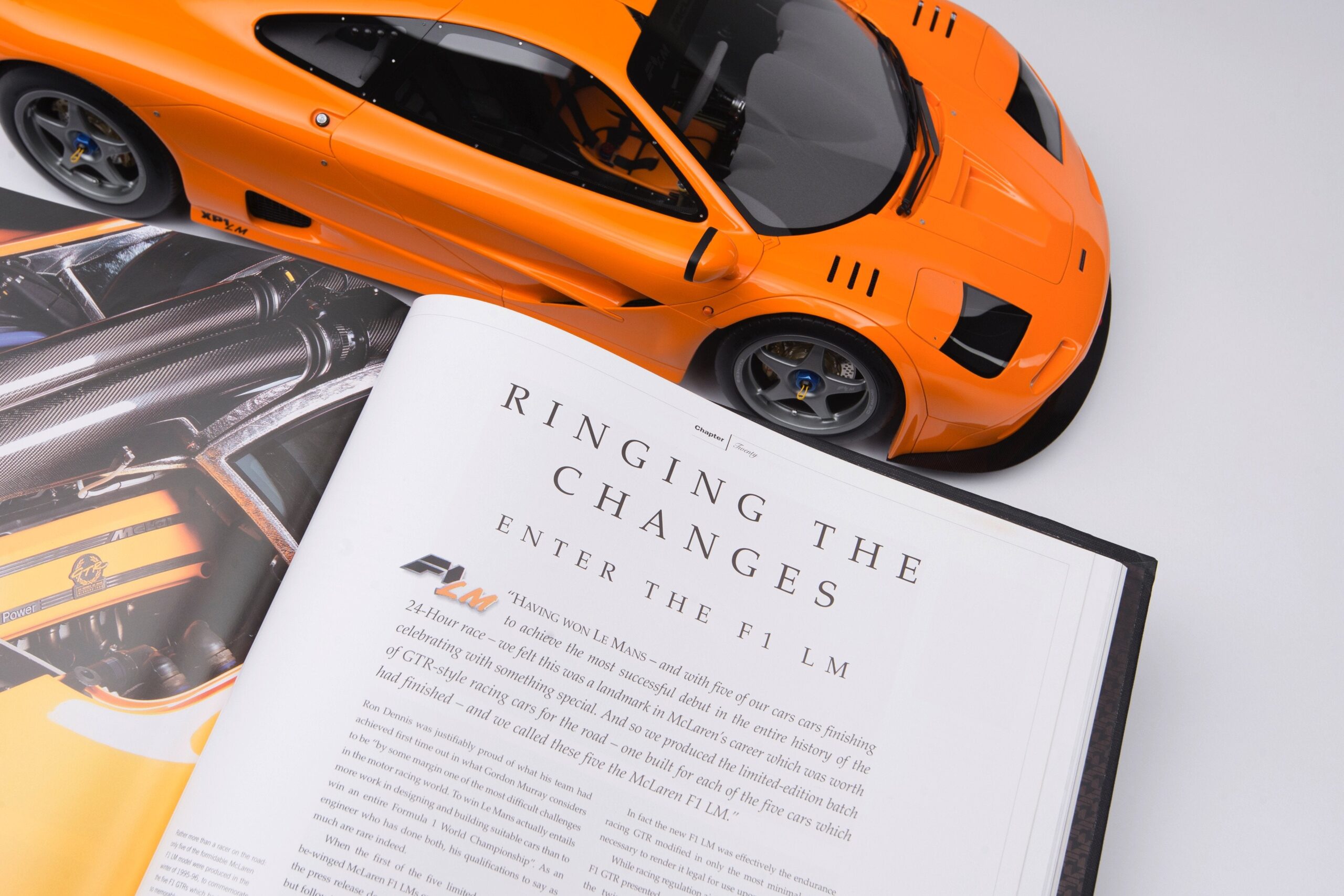 Amalgam McLaren F1 LM (1995) + Gordon Murray signed Copy of "Driving Ambition" - Orange | 1:8 - Immagine 13