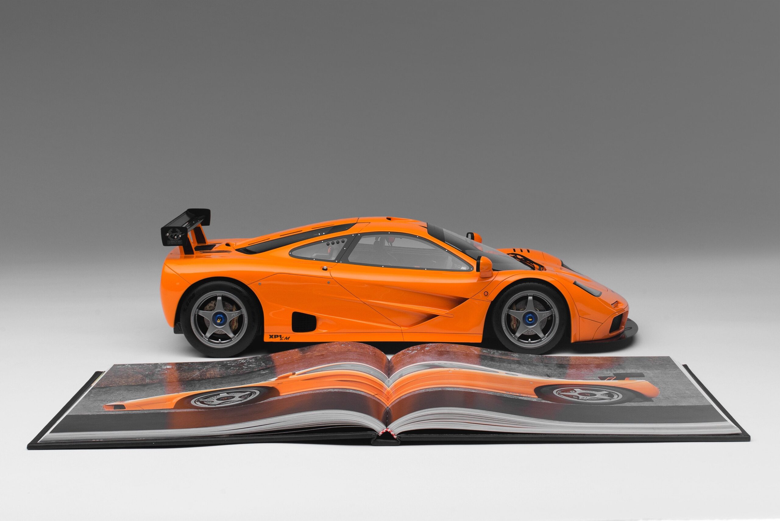 Amalgam McLaren F1 LM (1995) + Gordon Murray signed Copy of "Driving Ambition" - Orange | 1:8 - Immagine 5
