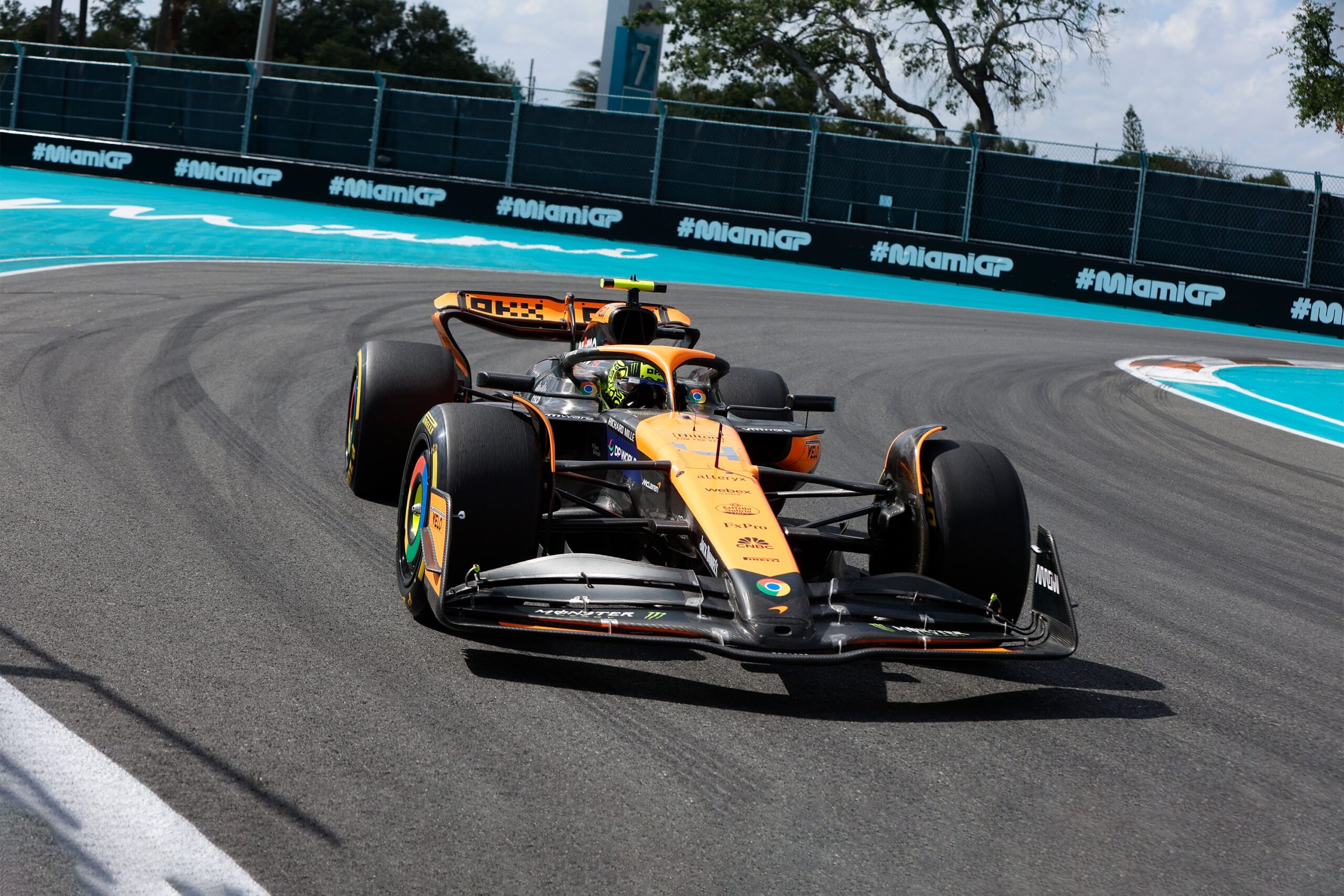 Amalgam McLaren MCL38 2024 Miami Grand Prix - Orange | 1:8 - Imagen 5