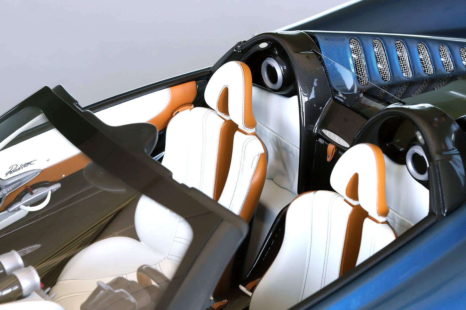 MR Collection Pagani Huayra Roadster | 1:8 - Image 5