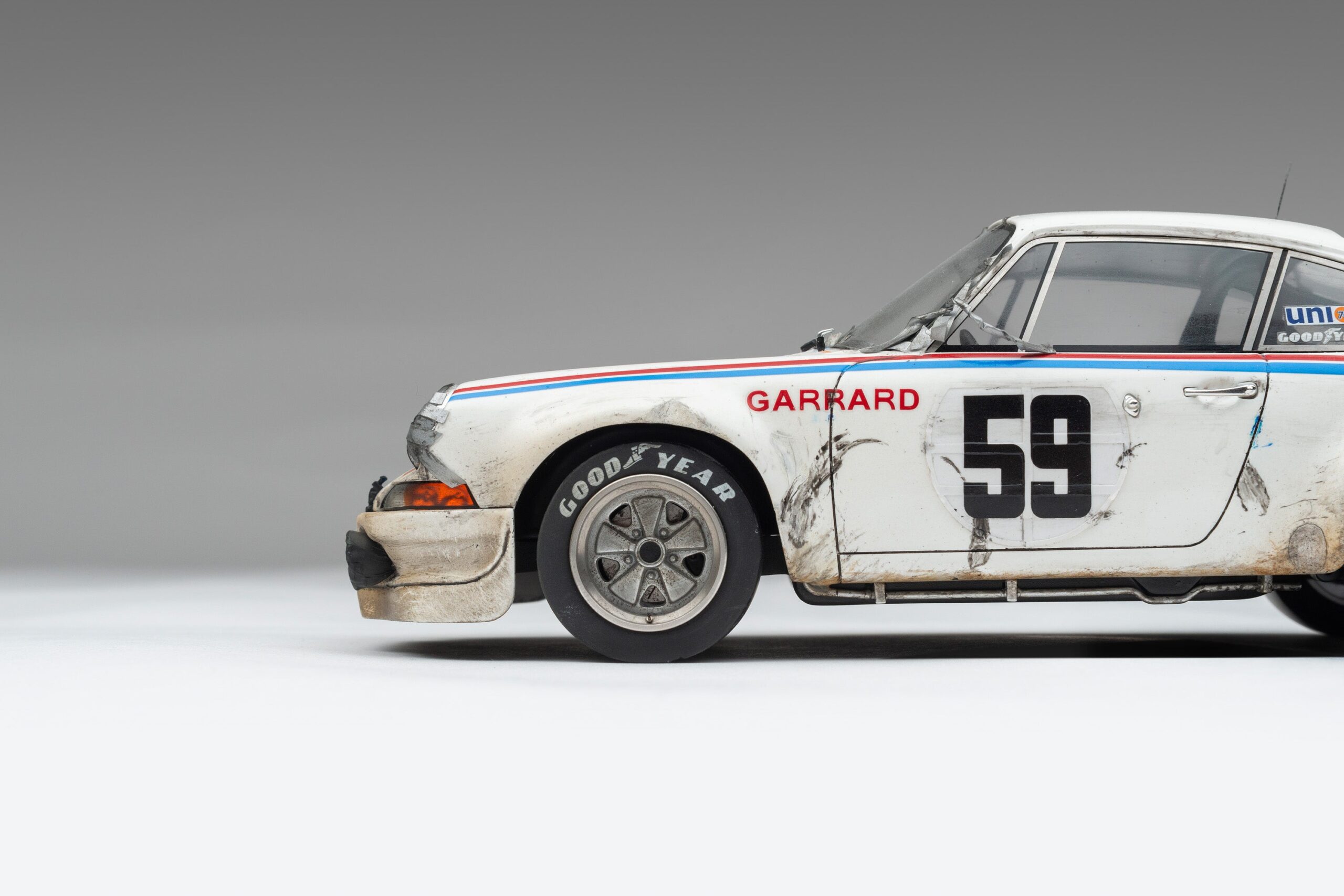 Amalgam Porsche 911 RSR 2.8 1973 Daytona Brumos Livery Race Weathered - Weiß | 1:18 - Image 11