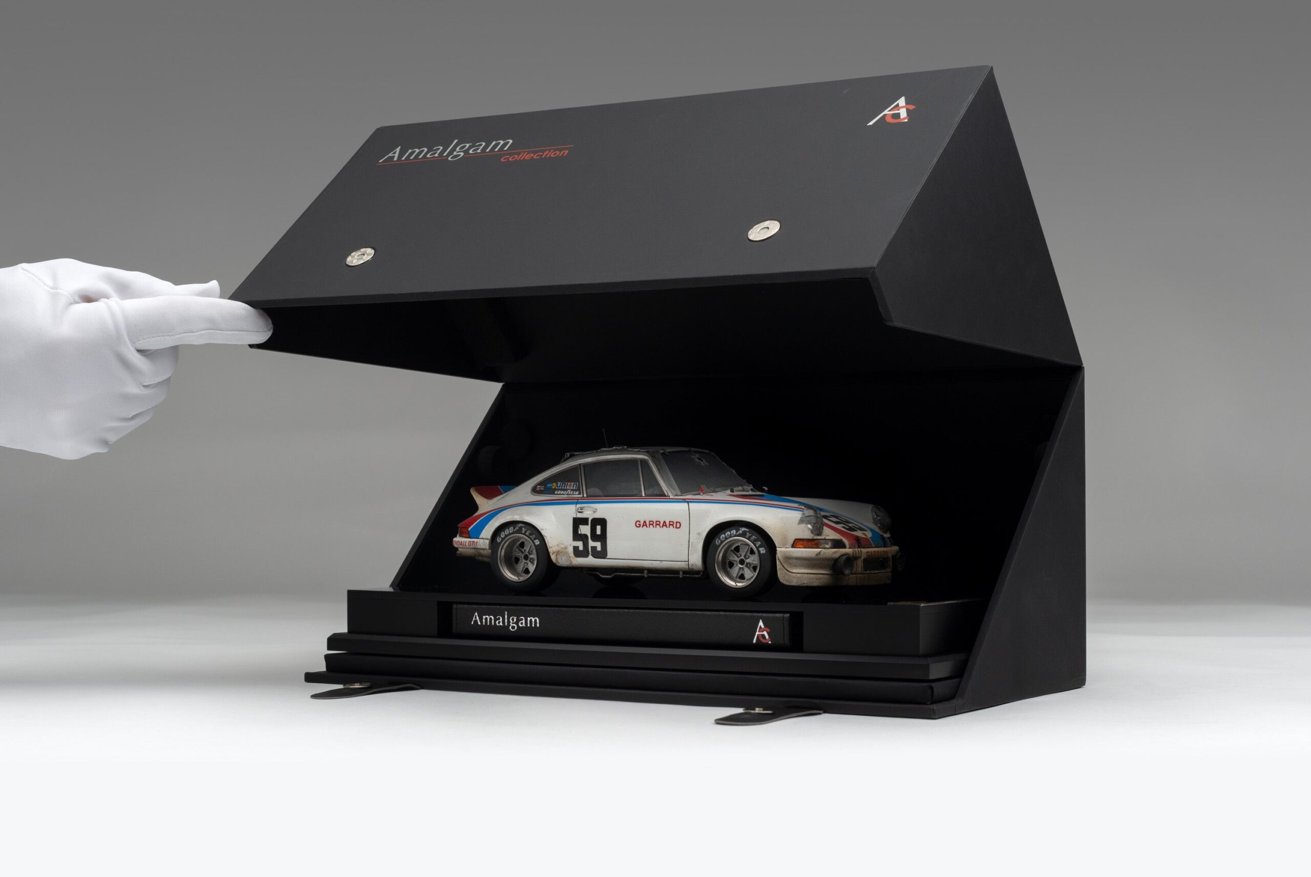 Amalgam Porsche 911 RSR 2.8 1973 Daytona Brumos Livery Race Weathered - Weiß | 1:18 - Image 9