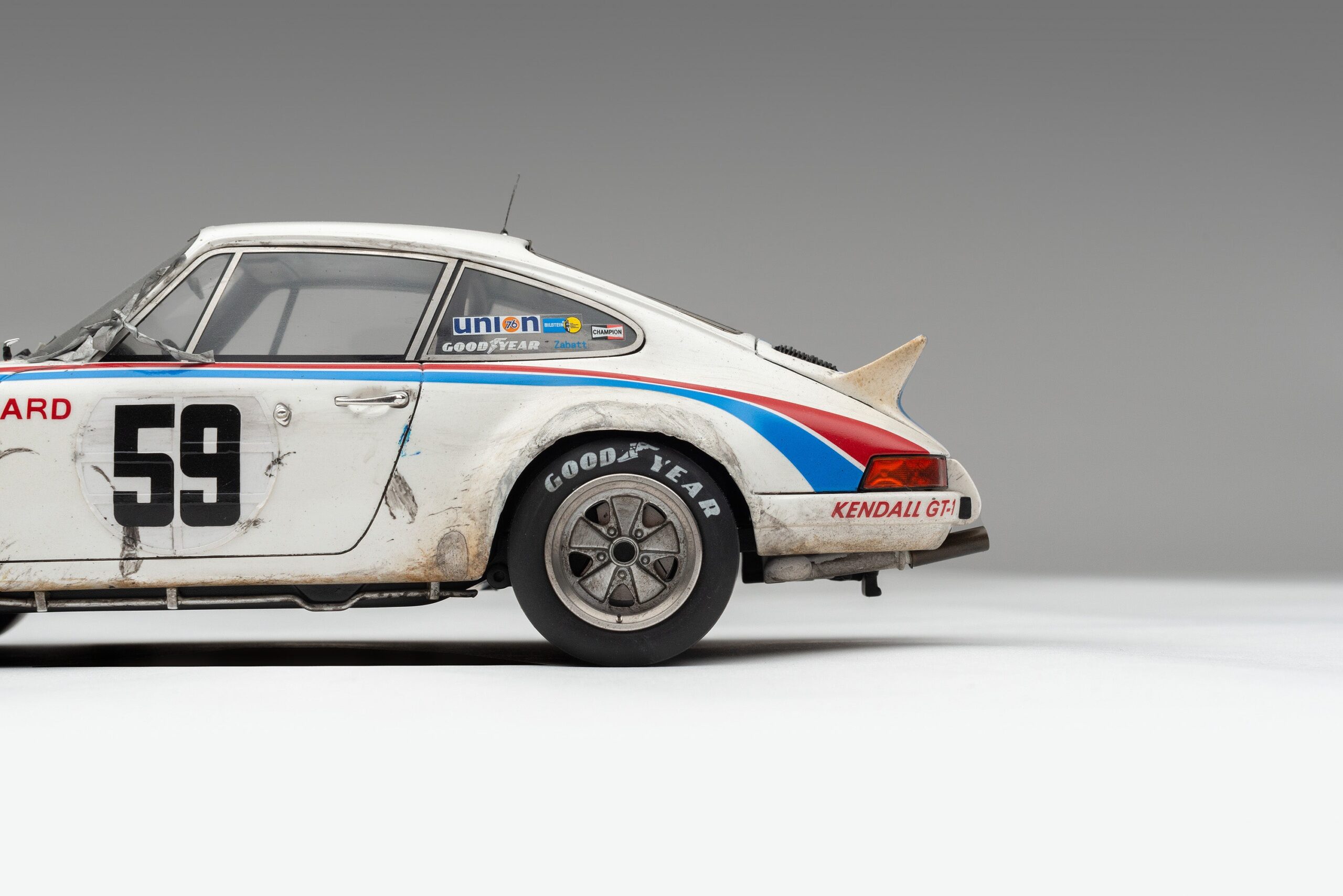 Amalgam Porsche 911 RSR 2.8 1973 Daytona Brumos Livery Race Weathered - Weiß | 1:18 - Image 16