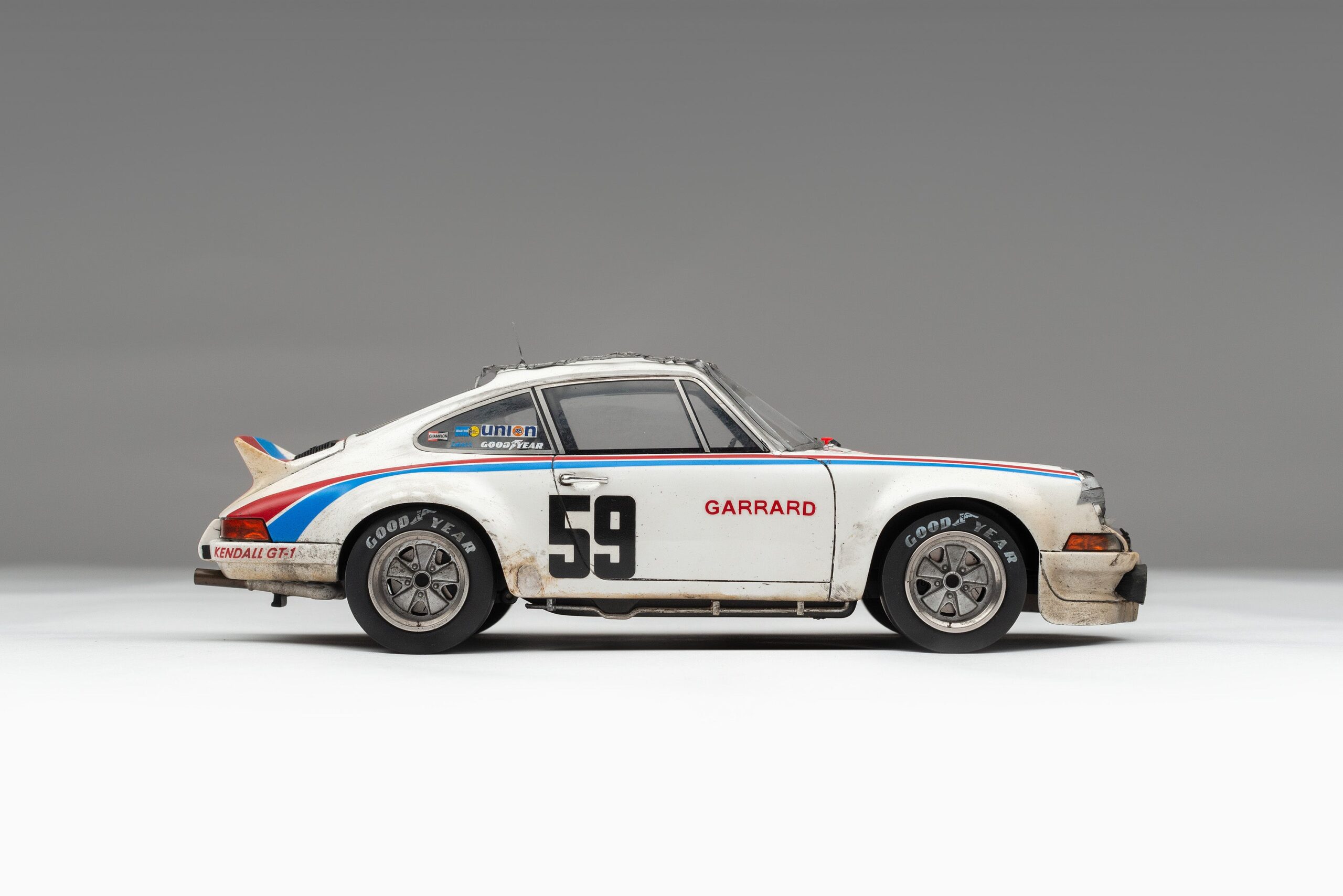 Amalgam Porsche 911 RSR 2.8 1973 Daytona Brumos Livery Race Weathered - Weiß | 1:18 - Image 17