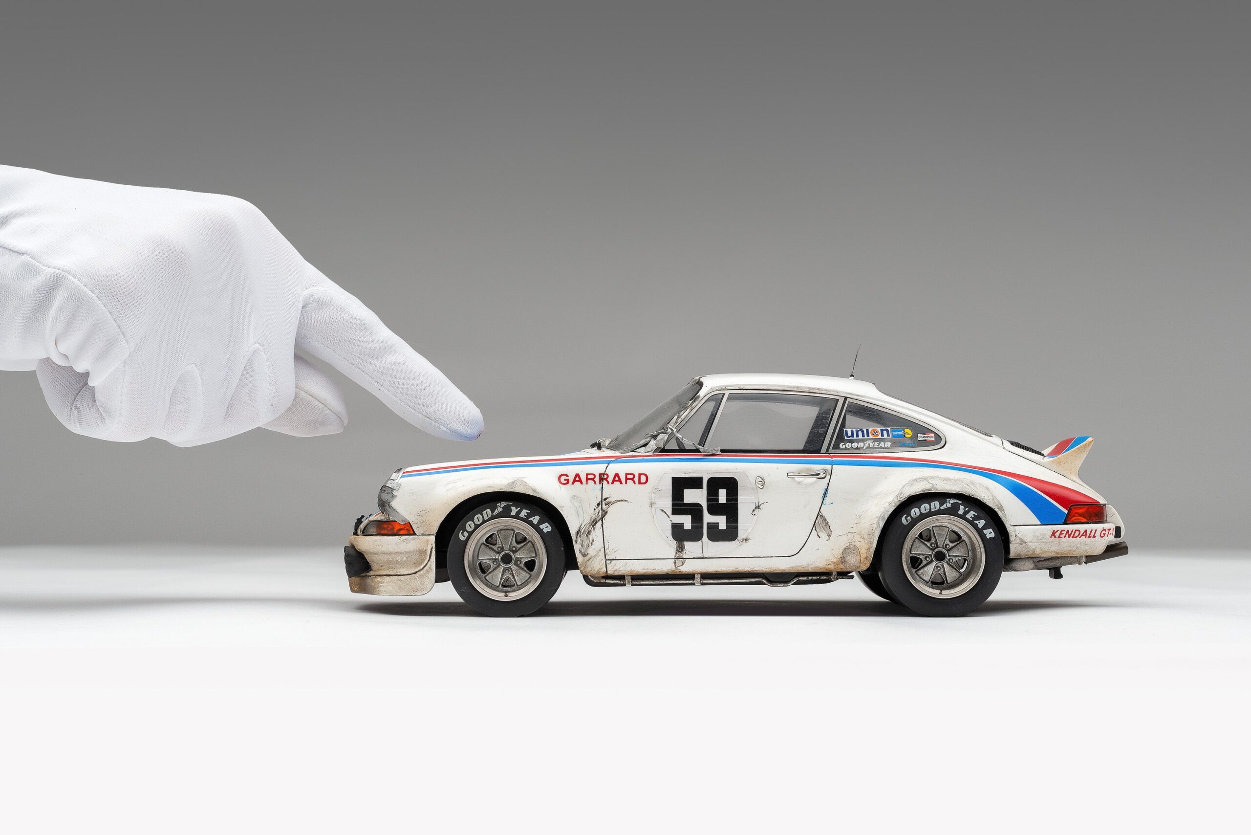 Amalgam Porsche 911 RSR 2.8 1973 Daytona Brumos Livery Race Weathered - Weiß | 1:18 - Image 4