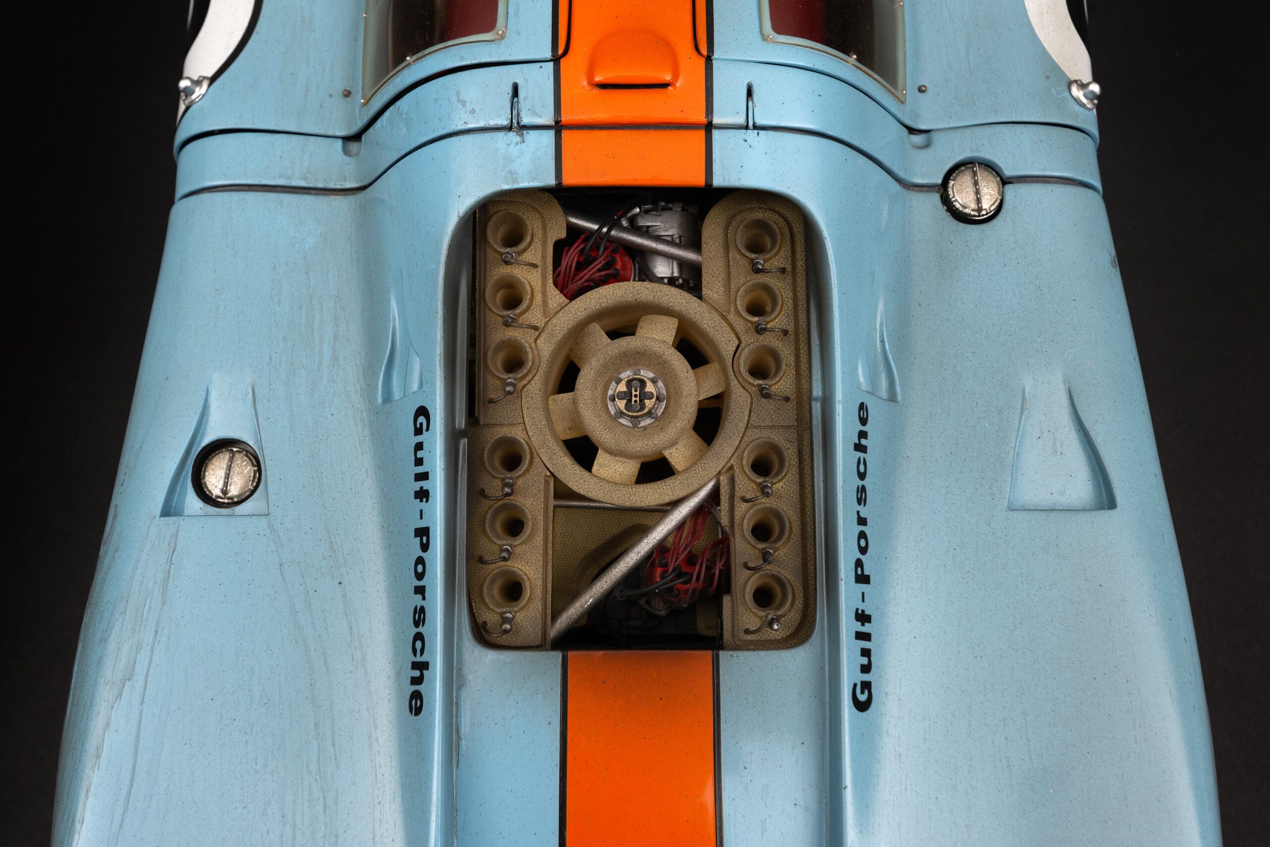 Amalgam Porsche 917K 1971 Daytona Winner Gulf Livery Race Weathered - Hellblau/Orange | 1:8 - Image 11