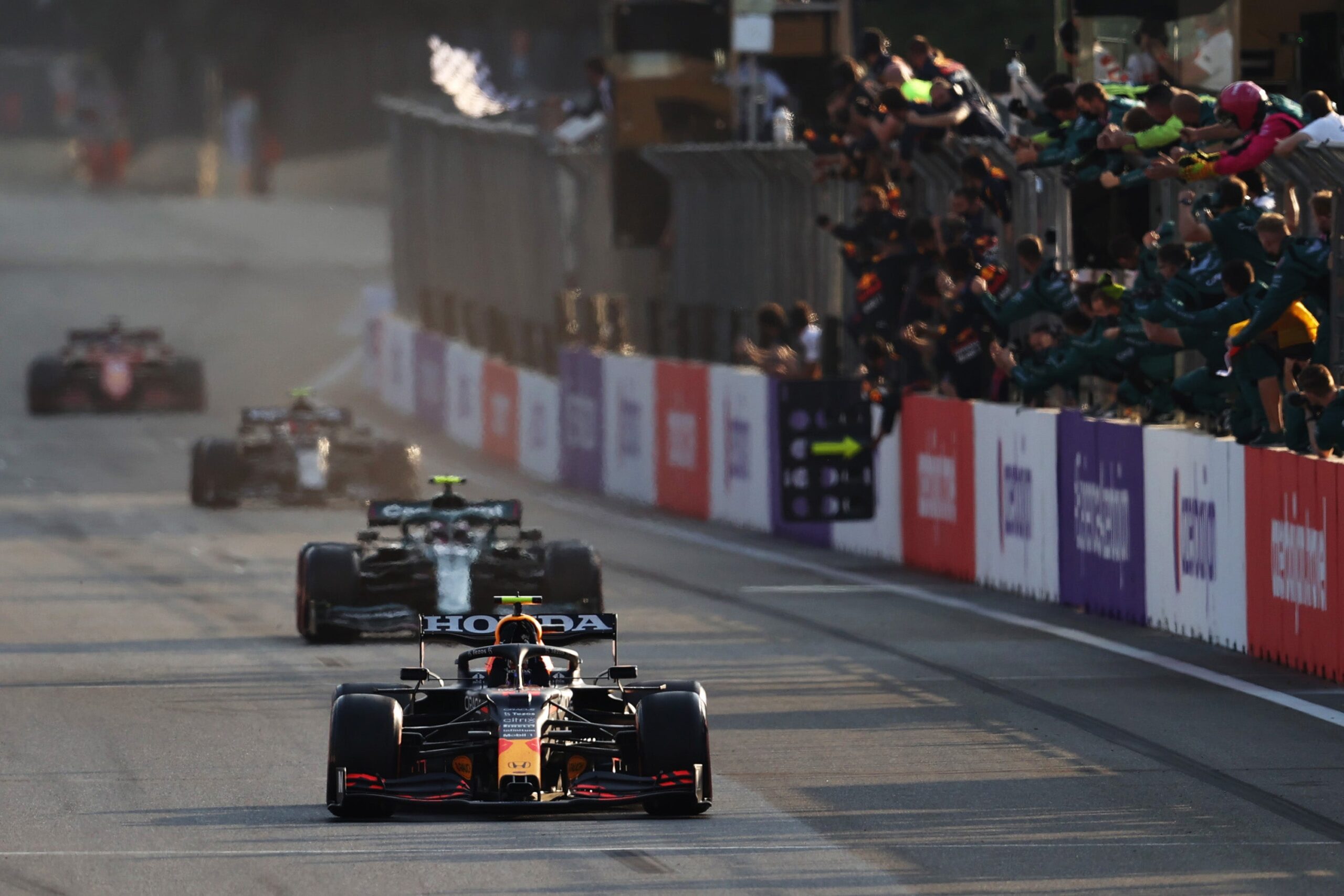Amalgam Red Bull Racing Honda RB16B 2021 Baku Grand Prix Sergio Pérez | 1:8 - Imagen 15