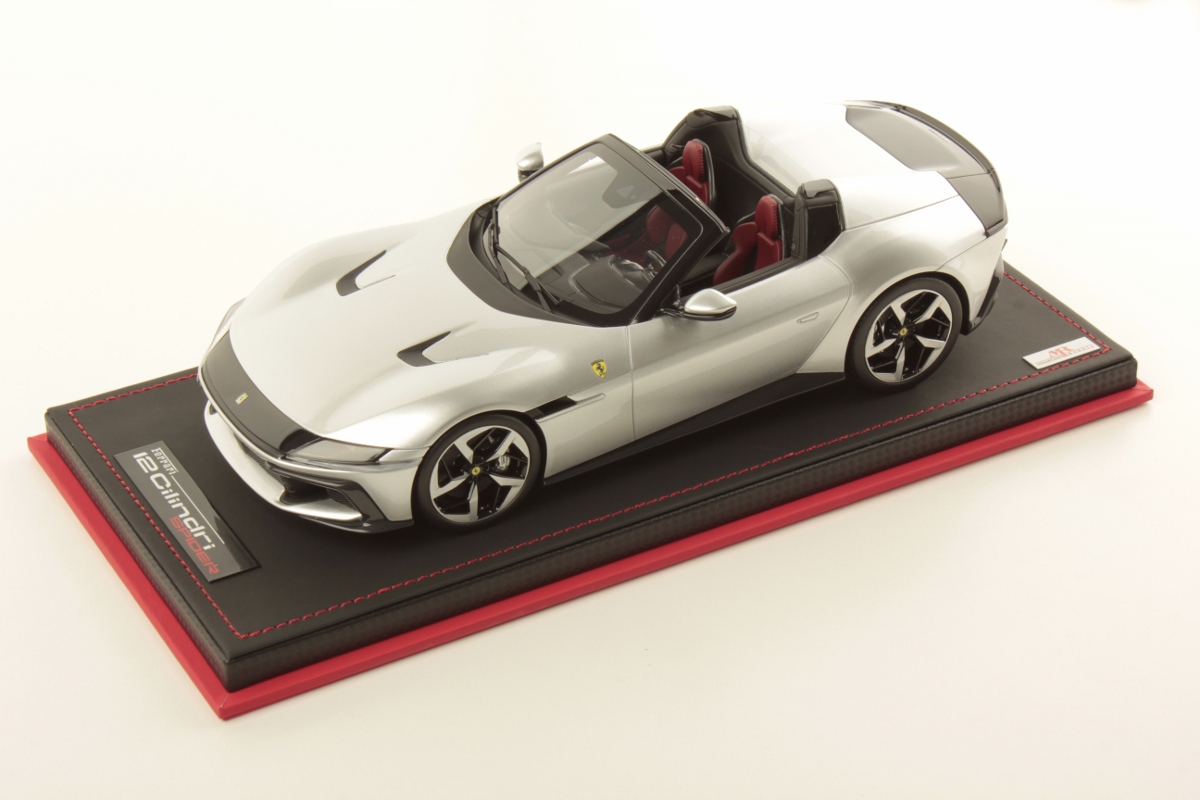 MRコレクション フェラーリ 12チリンドリ スパイダー - ニュルブルクリンクシルバー | 1:18