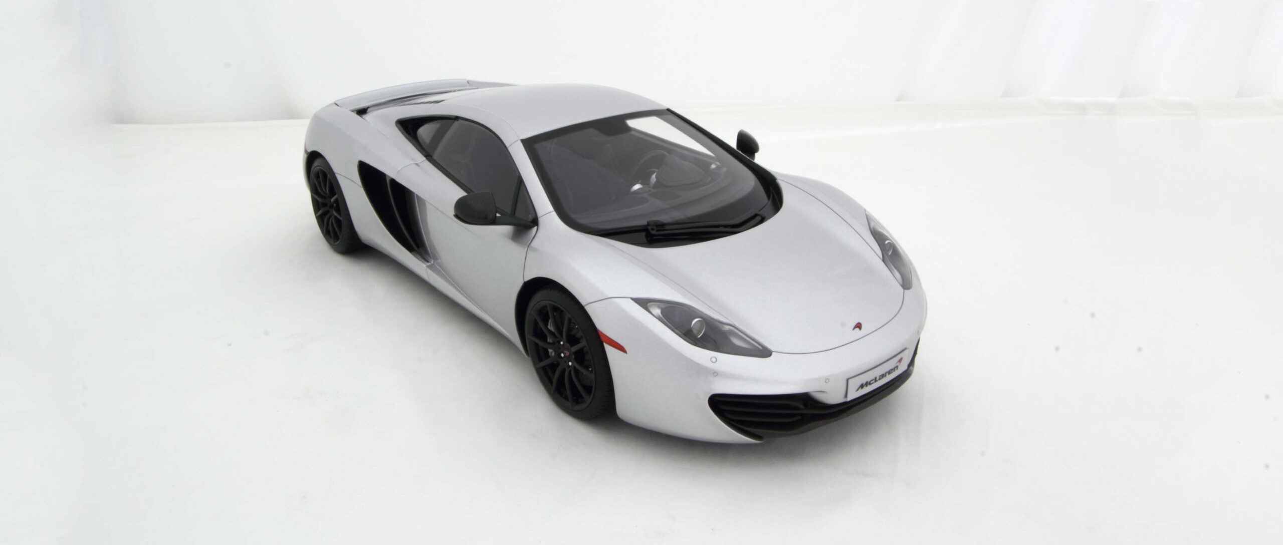 Amalgam McLaren MP4-12C (2011) - Schwarz | 1:8 - Image 2
