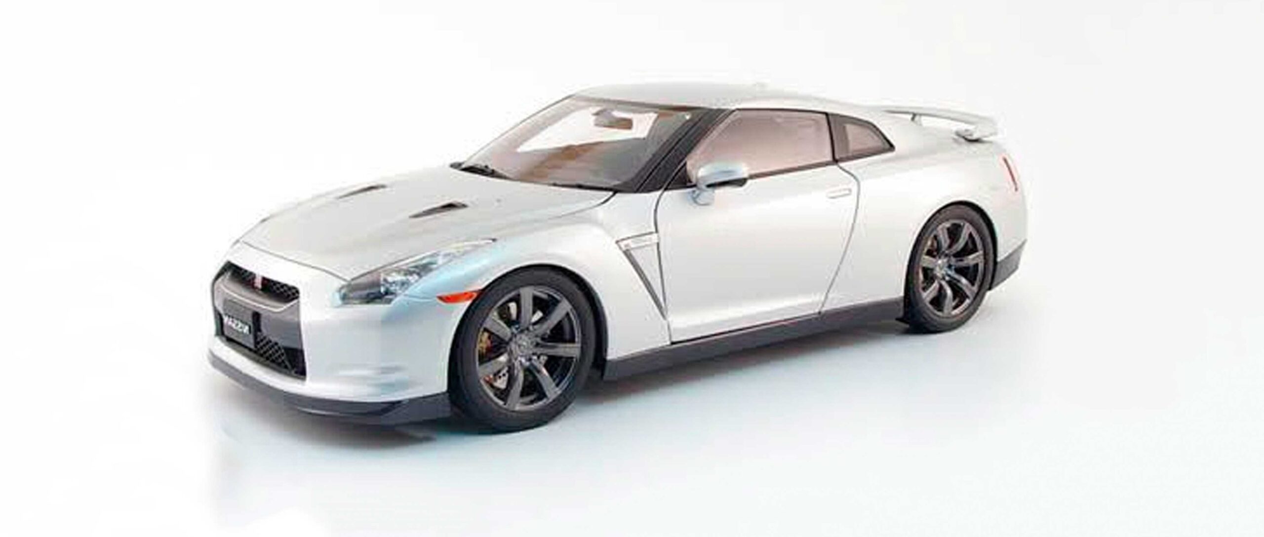 Amalgam Nissan GT-R (2007) - Weiß | 1:8 - Imagen 4
