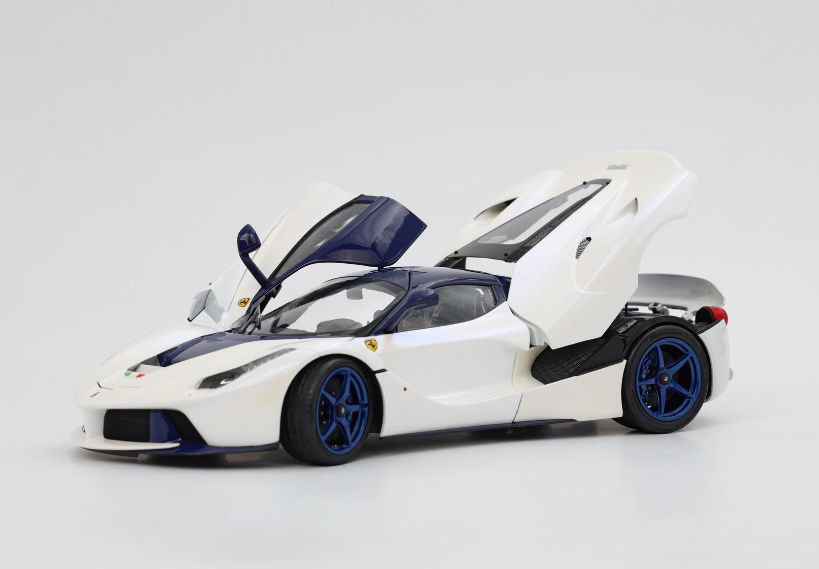 BBR Ferrari LaFerrari 2012 Special Box - Birdcage White | 1:18 – Bild 4