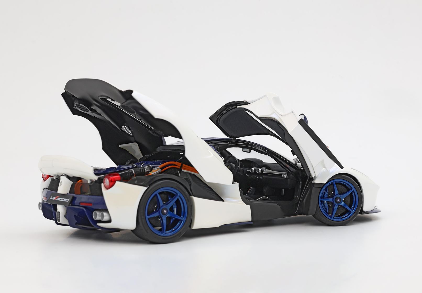 BBR Ferrari LaFerrari 2012 Special Box - Birdcage White | 1:18 – Bild 5