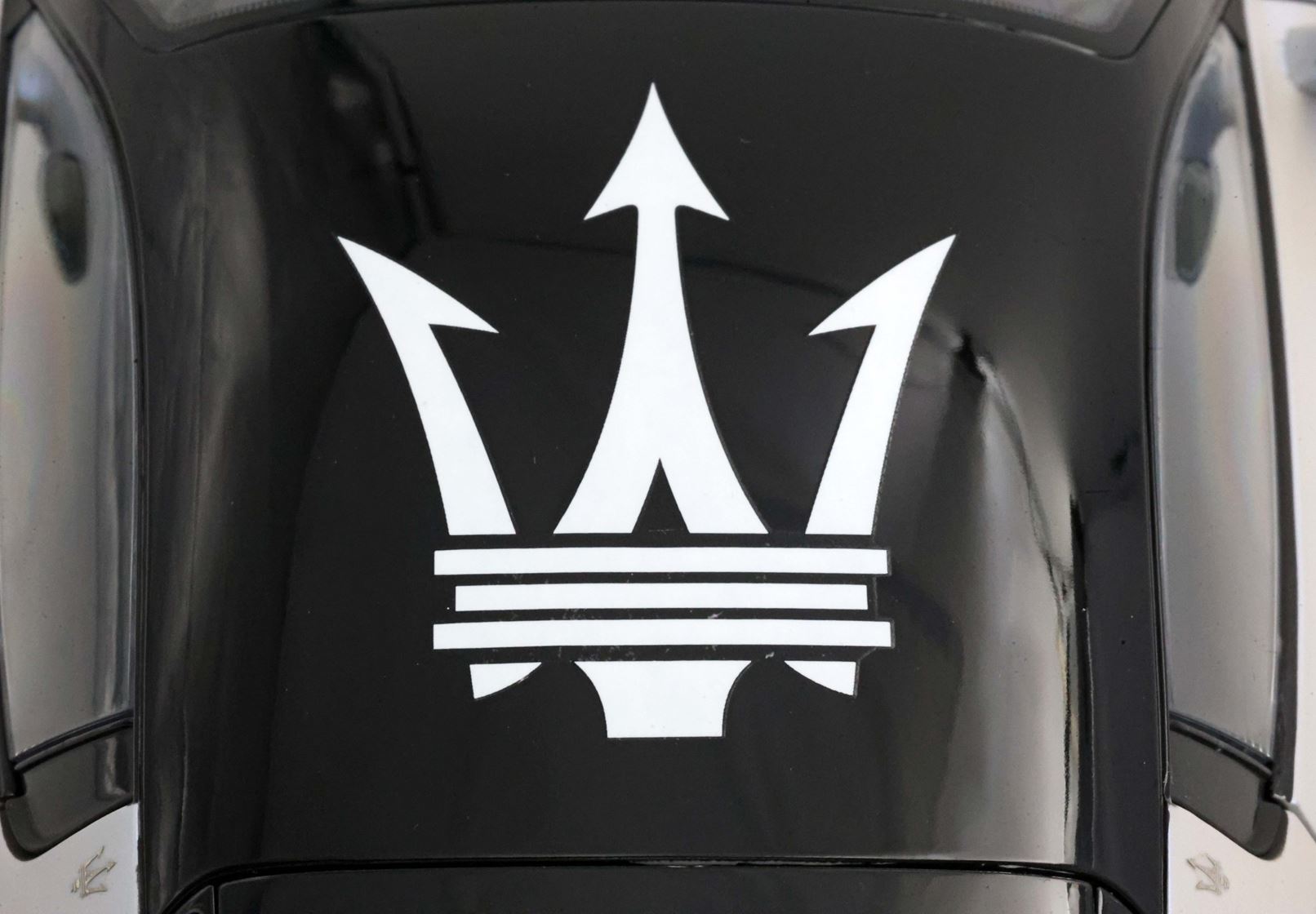BBR Maserati MC20 Trident Black Roof - Audace White | 1:18 – Bild 4