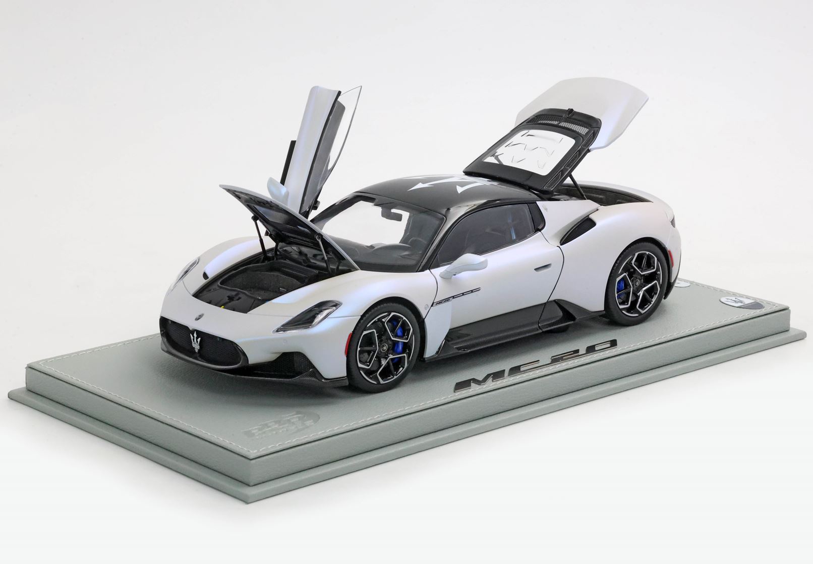 BBR Maserati MC20 Trident Black Roof - Audace White | 1:18 – Bild 2