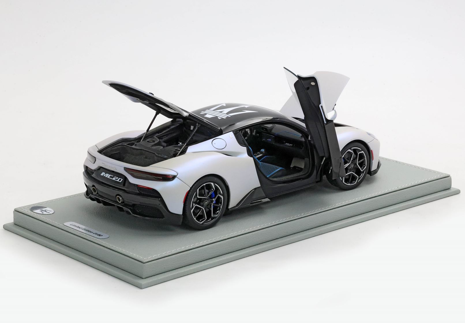 BBR Maserati MC20 Trident Black Roof - Audace White | 1:18 – Bild 3
