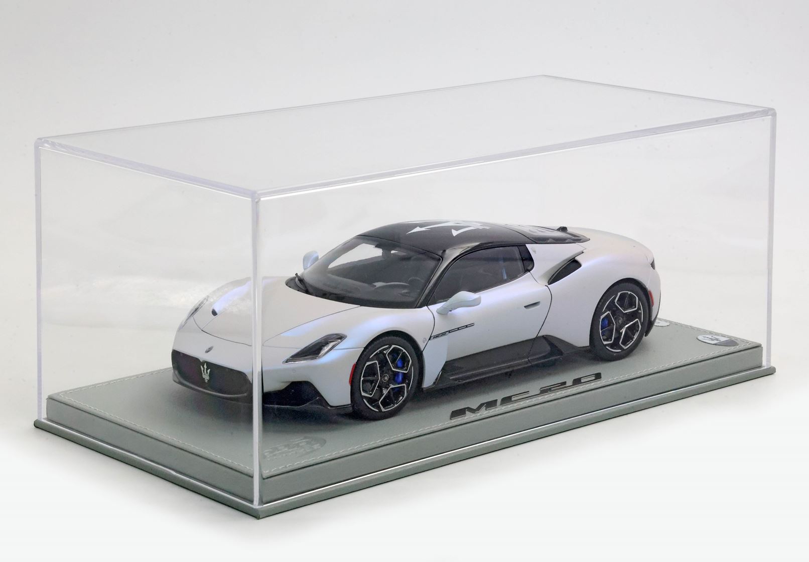 BBR Maserati MC20 Trident Black Roof - Audace White | 1:18 – Bild 9
