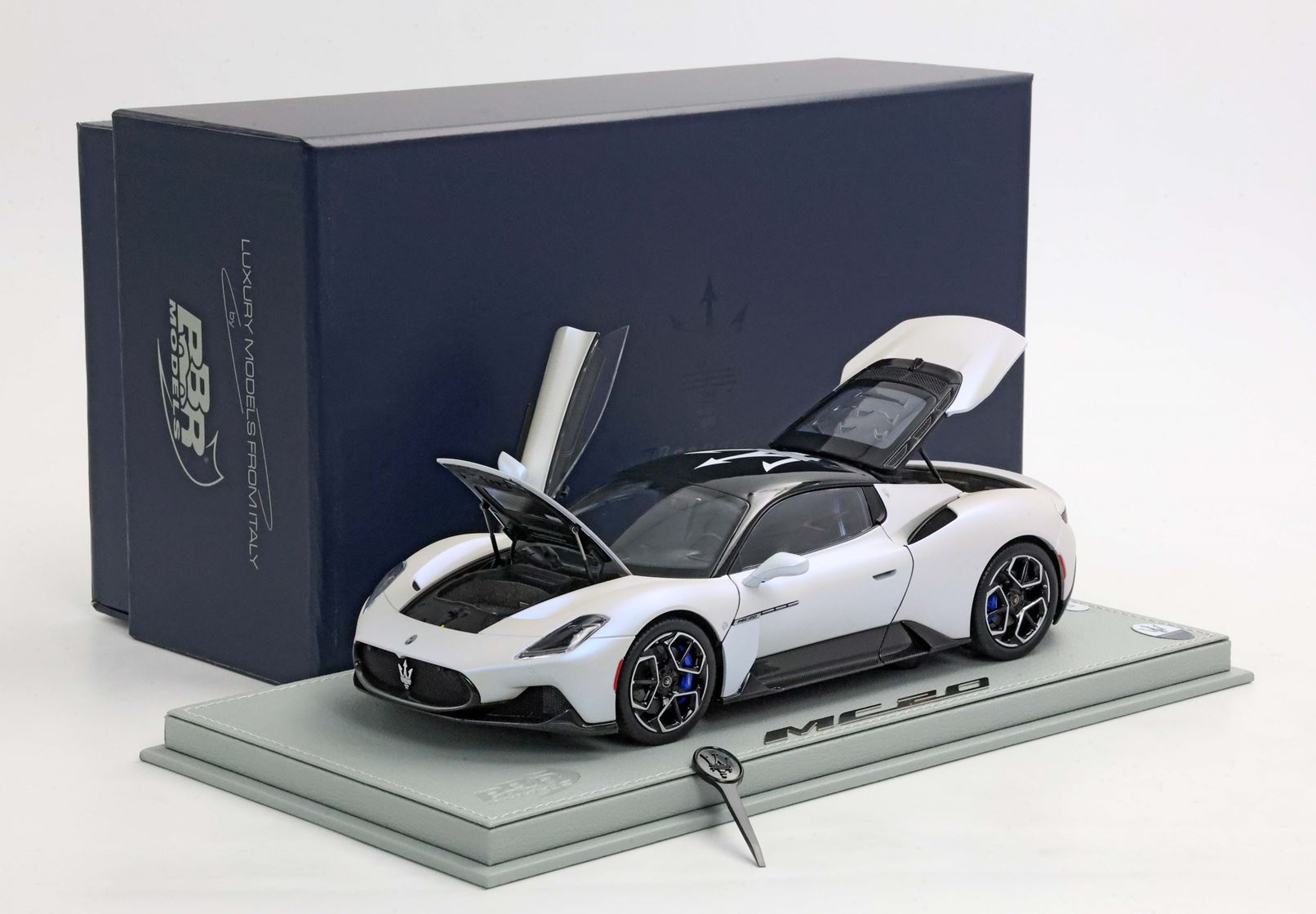 BBR Maserati MC20 Trident Black Roof - Audace White | 1:18 – Bild 10