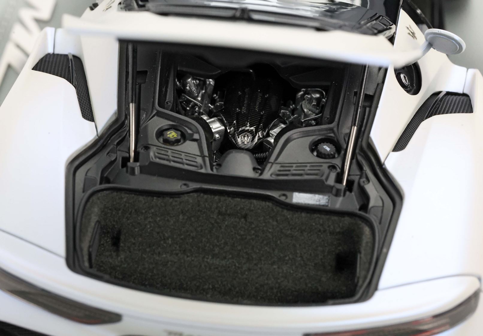 BBR Maserati MC20 Trident Black Roof - Audace White | 1:18 – Bild 5