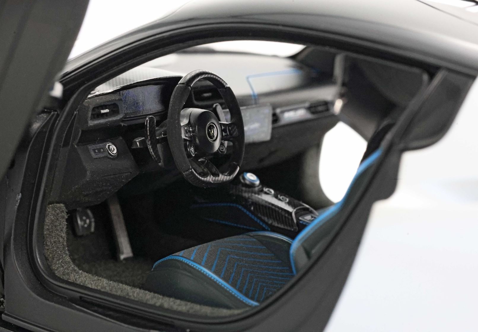 BBR Maserati MC20 Trident Black Roof - Audace White | 1:18 – Bild 6