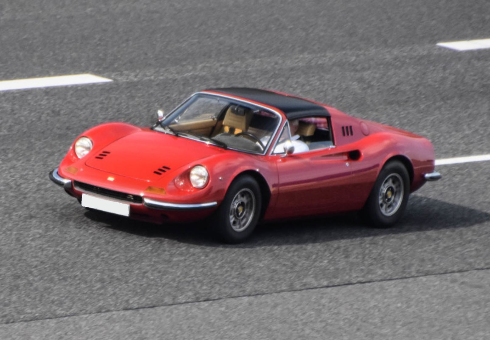 BBR Ferrari Dino 246 GTS 1972 with Roof - Rosso Corsa 322 | 1:18 - Image 2