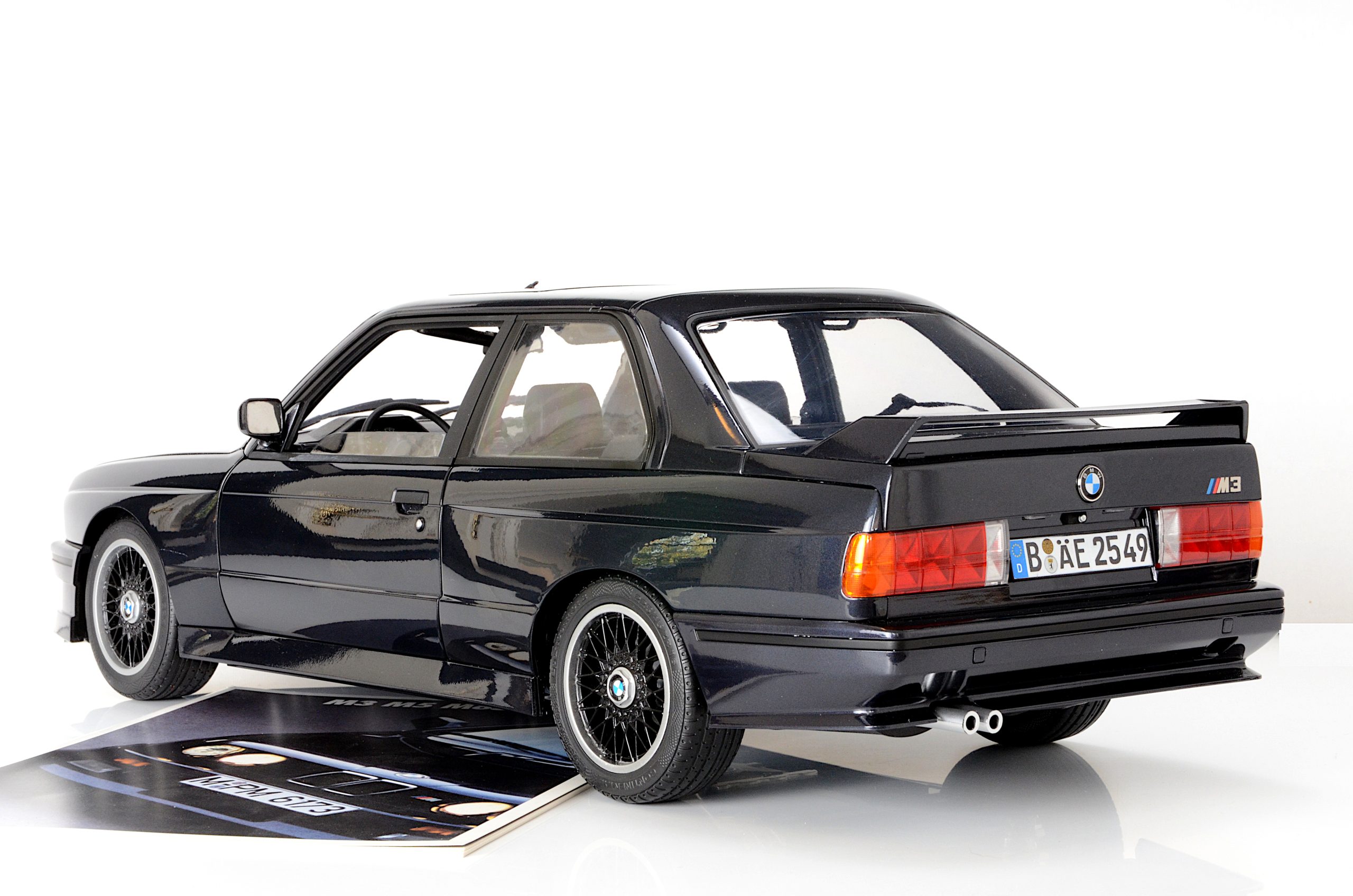 IXO Bausatz 1:8 des BMW M3 E30 in Macau Blau modelcars24 exklusive one of 300 - 1/8 - Image 3