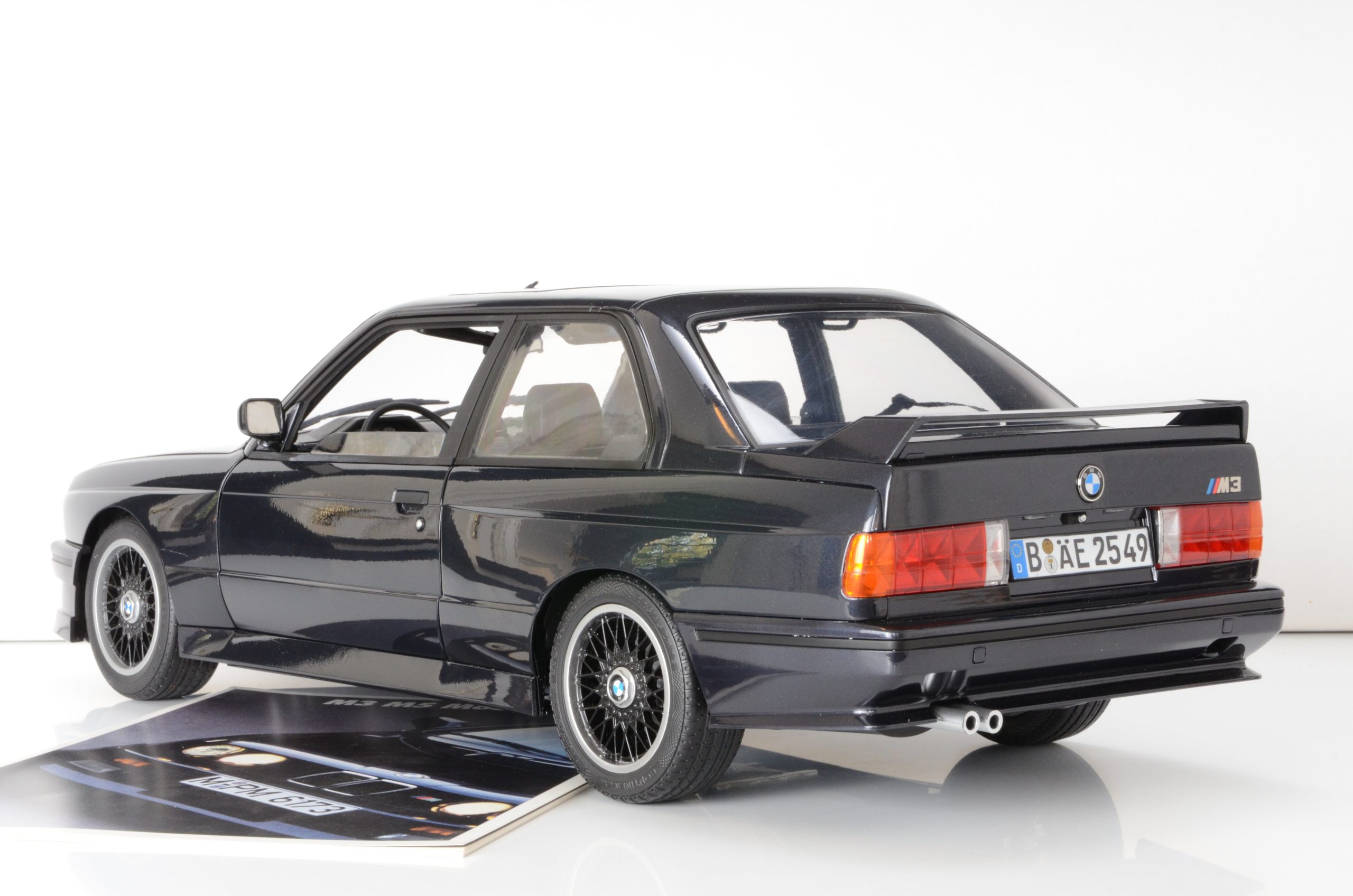 IXO Bausatz 1:8 des BMW M3 E30 in Macau Blau modelcars24 exklusive one of 300 - 1/8 - Image 8