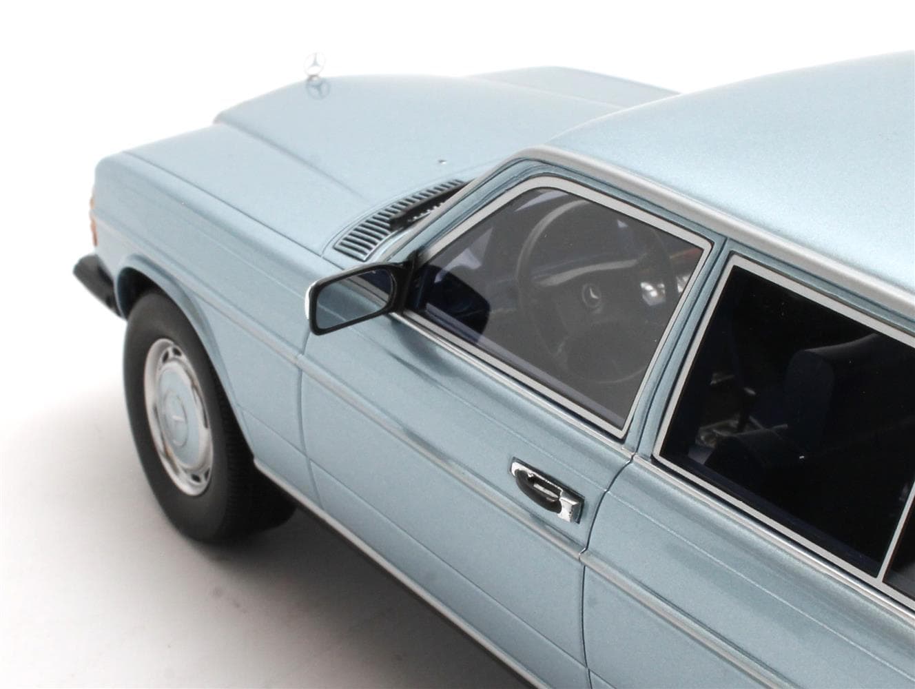 Cult Models Mercedes-Benz W123 Lang 1:18 - Diamond Blue – Bild 9