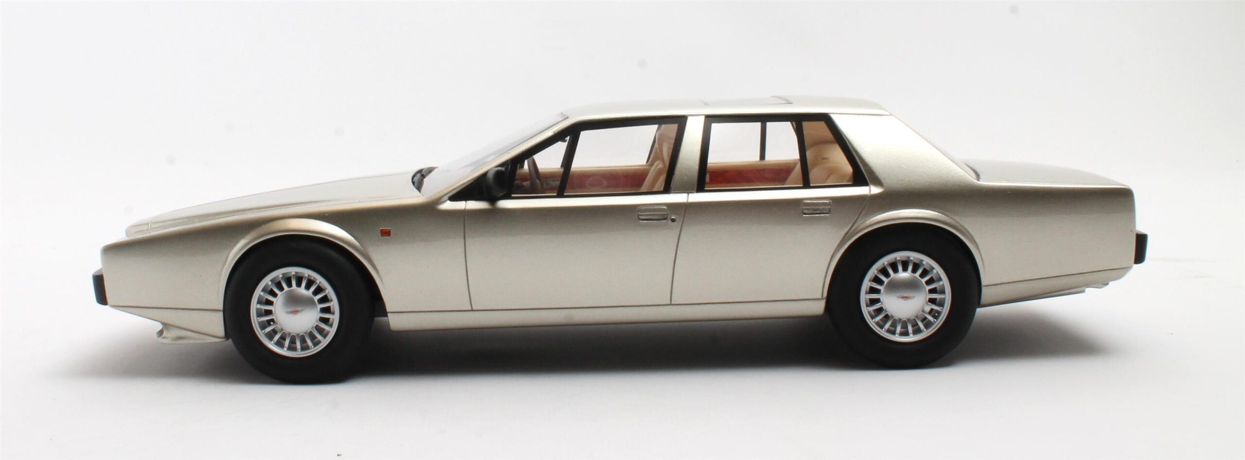 Cult Models Aston Martin Lagonda Serie IV 1:18 - Coniston Sand – Bild 6