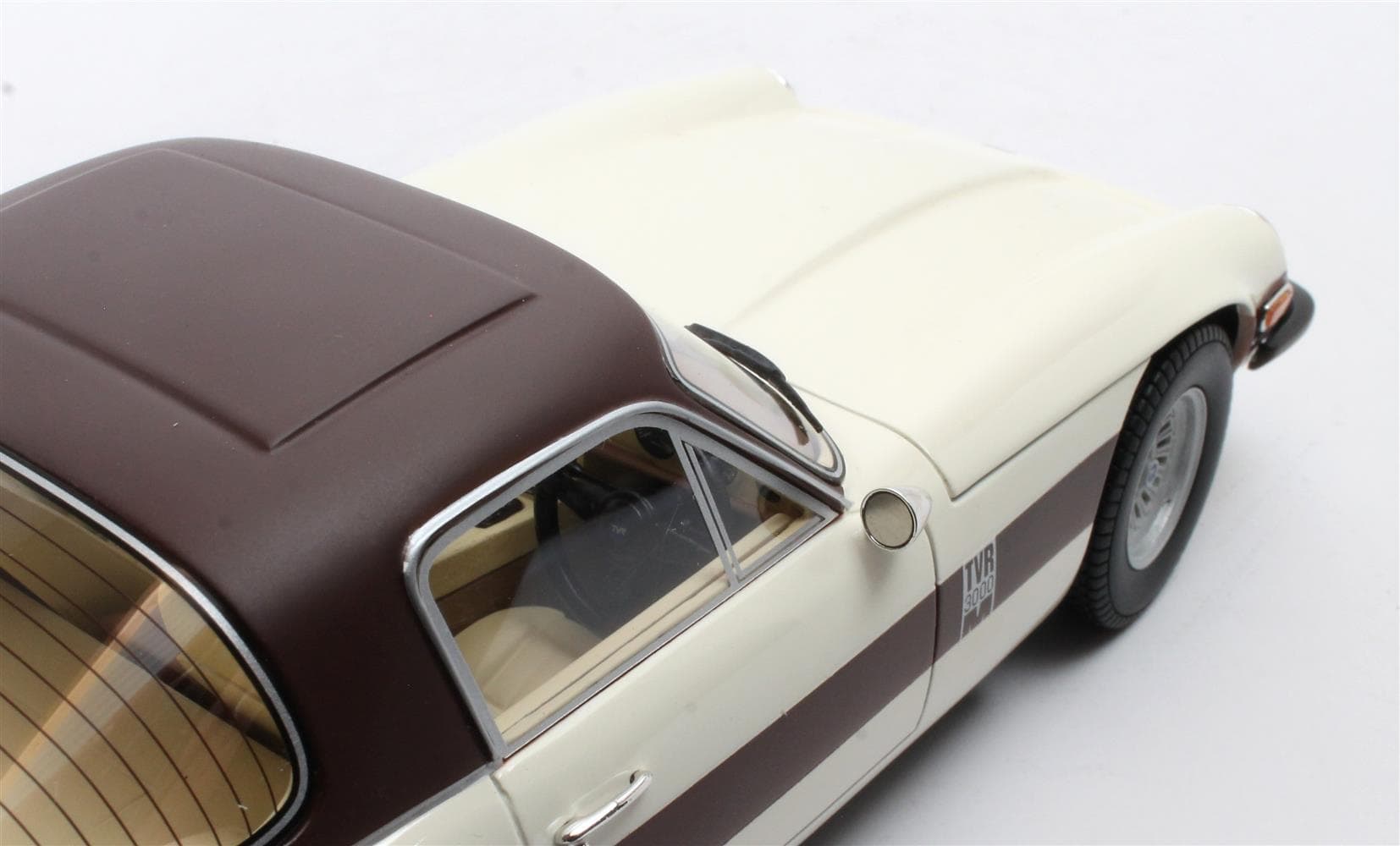 Cult Models TVR 3000M 1:18 - Cream - Image 10