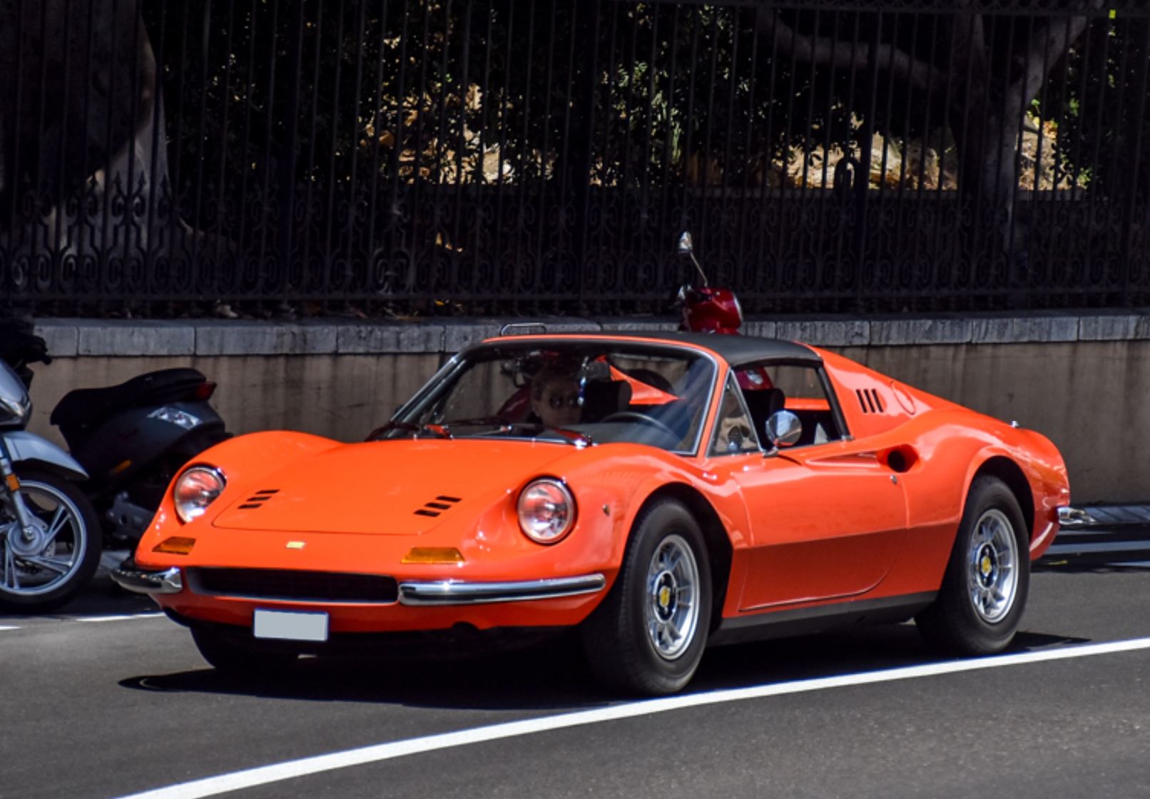 BBR Ferrari Dino 246 GTS 1972 with roof - Rosso Dino / Black | 1:18 – Bild 2