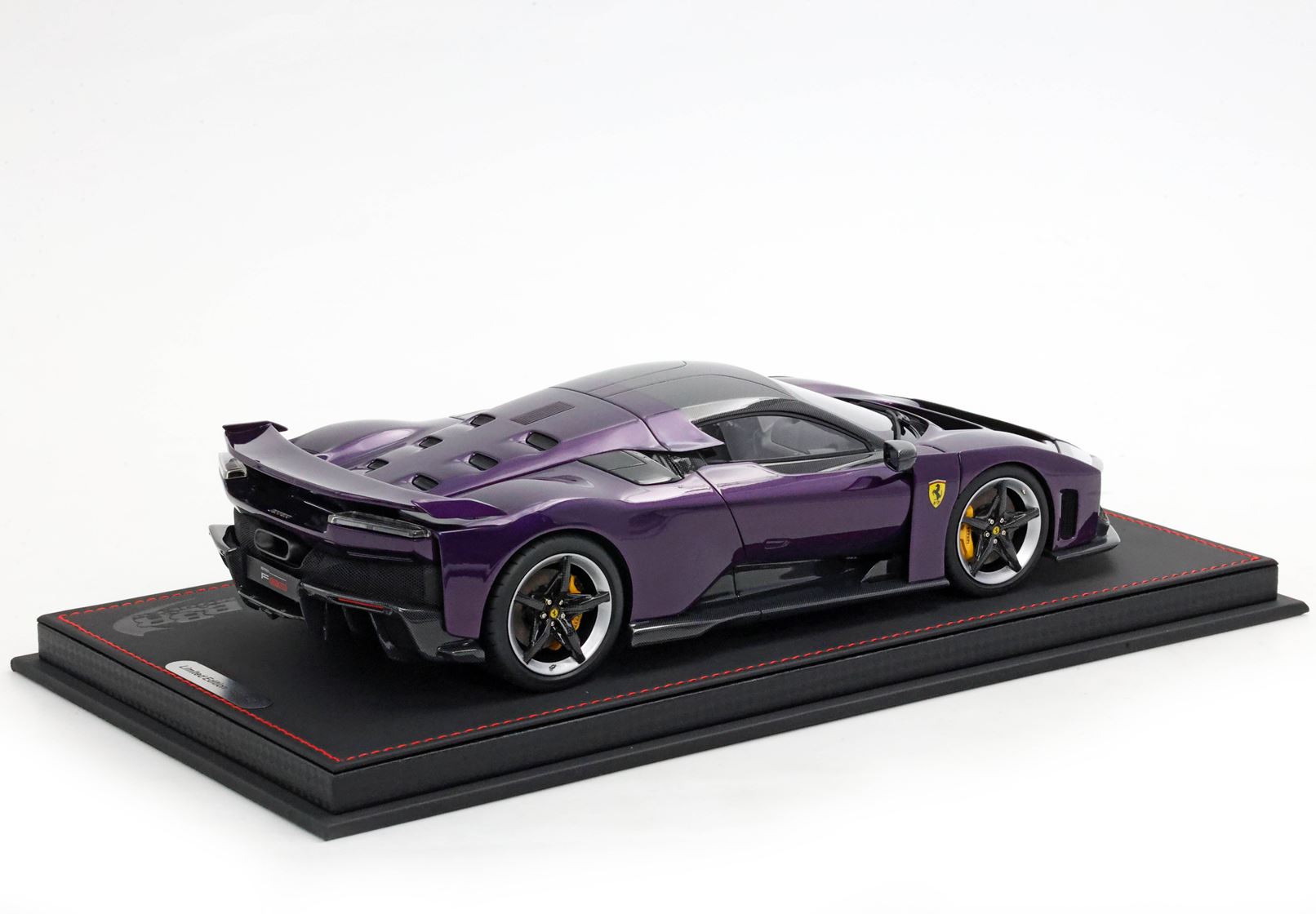 BBR Ferrari F80 Optional Carbonio - Viola Hong Kong | 1:18 – Bild 3