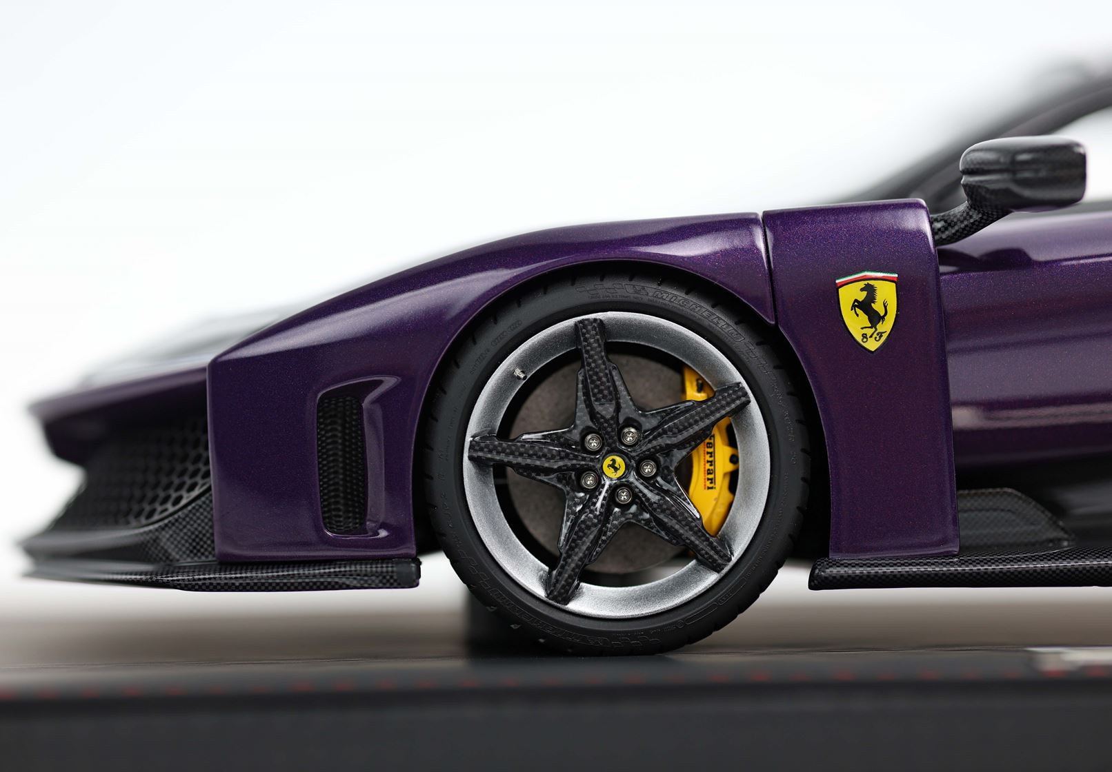 BBR Ferrari F80 Optional Carbonio - Viola Hong Kong | 1:18 – Bild 4