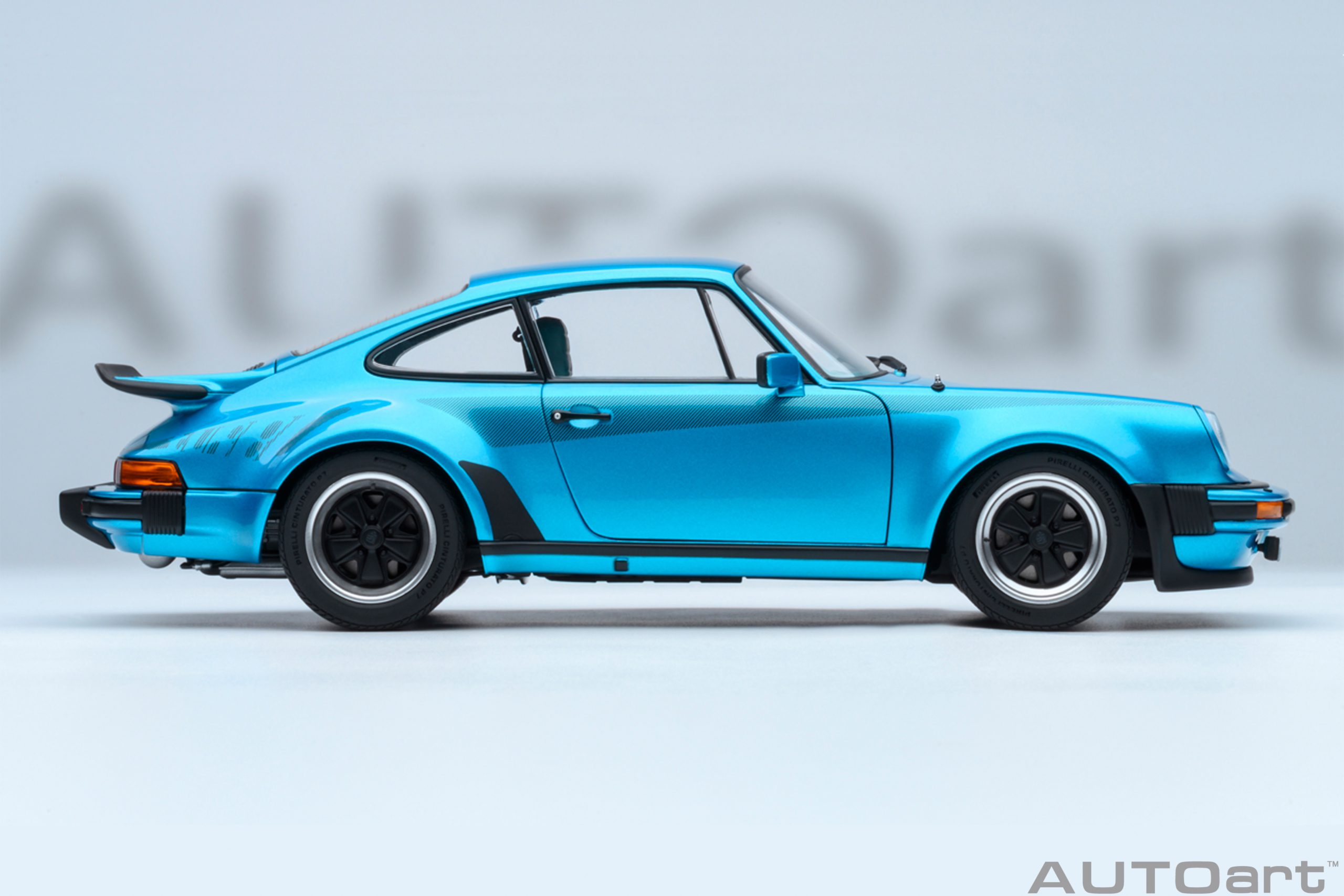 AUTOart Porsche 911 Turbo 3.0 (930) 1:18 - Minerva Blue – Bild 4