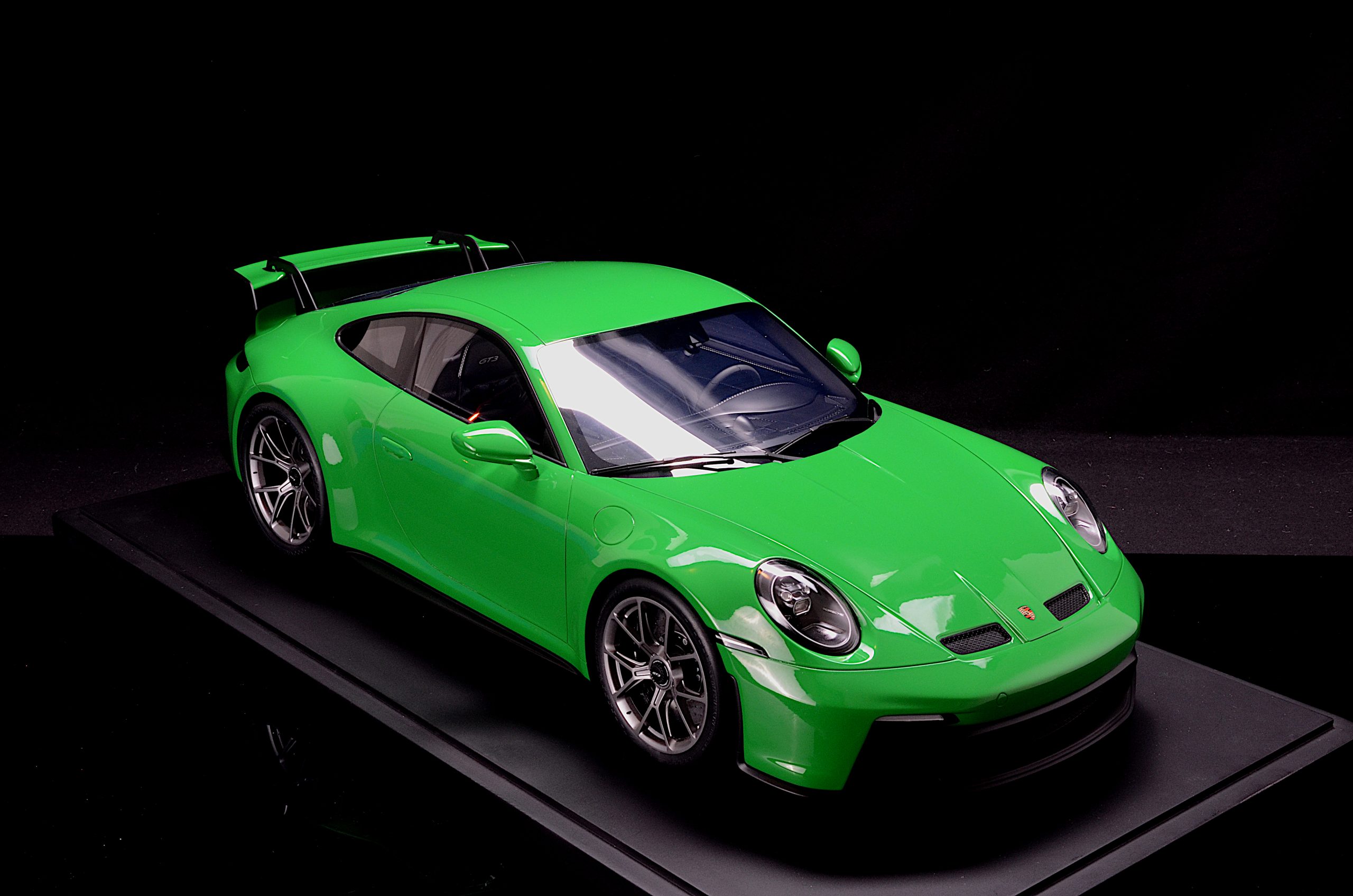 GT Spirit Porsche 911 992 GT3 grün 1:8 - 1/8
